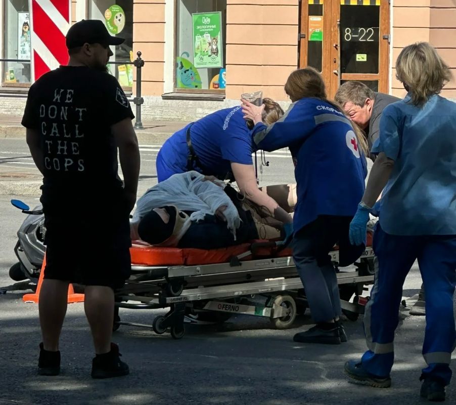 Мотоциклиста придавило байком в результате ДТП на Васильевском острове Мотоциклиста придавило байком в результате ДТП на Васильевском острове