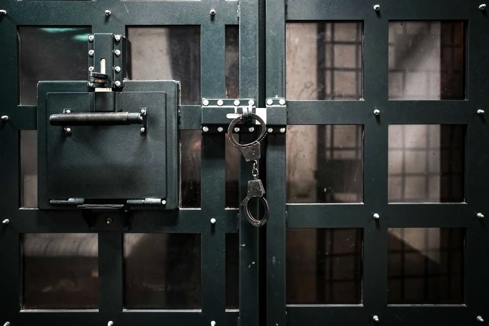 Пьяный житель коммуналки на Васильевском открыл стрельбу из-за нежеланного гостя