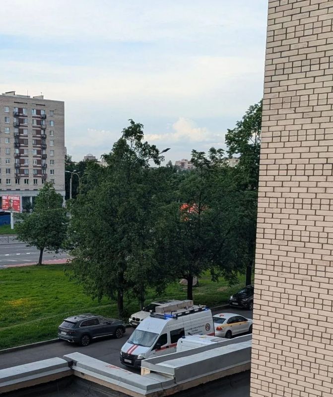 Подросток выпал из окна в Московском районе Подросток выпал из окна в Московском районе