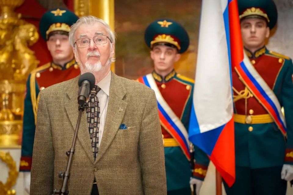 В Санкт-Петербурге командующий Северо-Западным округом Росгвардии Герой России генерал-полковник Сергей Бураков вручил погоны высших офицеров В Санкт-Петербурге командующий Северо-Западным округом Росгвардии Герой России генерал-полковник Сергей Бураков вручил погоны высших офицеров