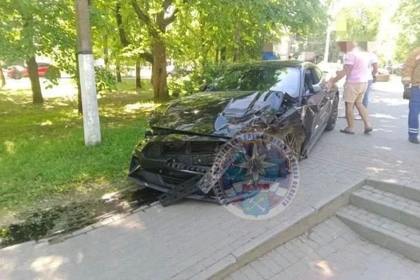 Приозерский депутат Даниил Пашкин за рулем Ford Mustang столкнулся с Nissan на перекрестке в Приозерске