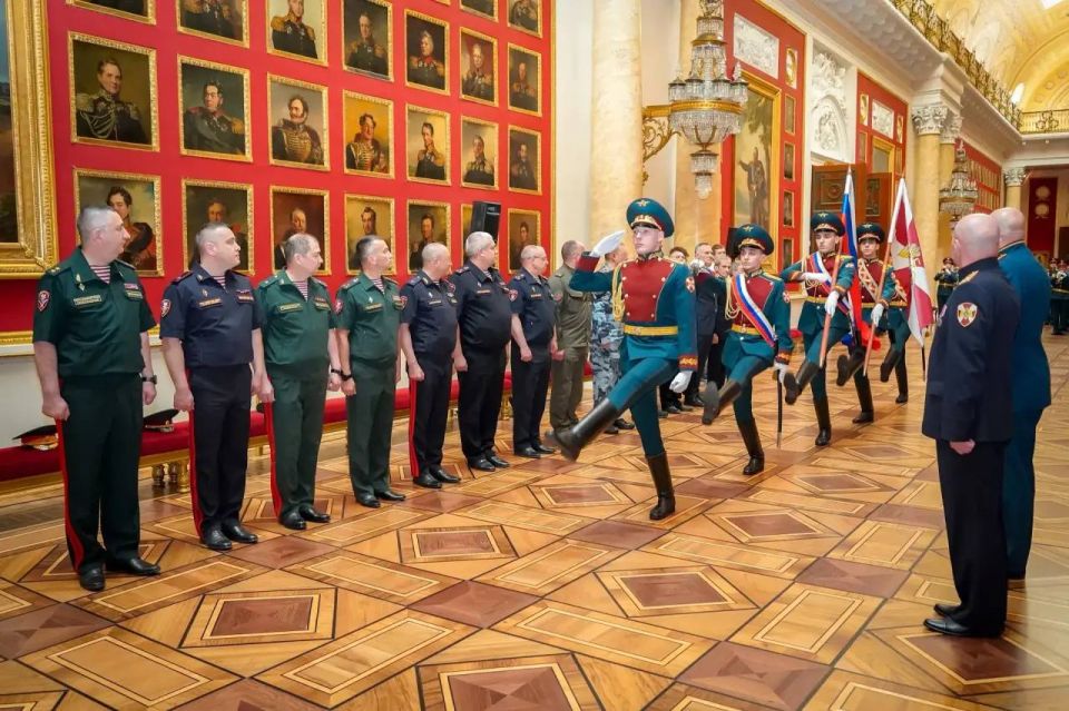 В Санкт-Петербурге командующий Северо-Западным округом Росгвардии Герой России генерал-полковник Сергей Бураков вручил погоны высших офицеров В Санкт-Петербурге командующий Северо-Западным округом Росгвардии Герой России генерал-полковник Сергей Бураков вручил погоны высших офицеров