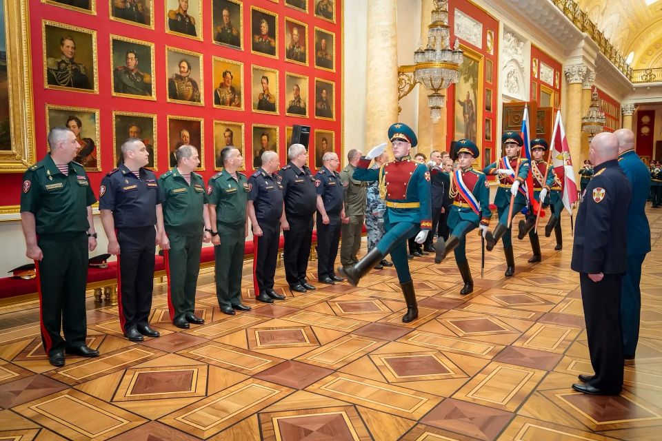 В Санкт-Петербурге командующий Северо-Западным округом Росгвардии вручил погоны высших офицеров В Санкт-Петербурге командующий Северо-Западным округом Росгвардии вручил погоны высших офицеров