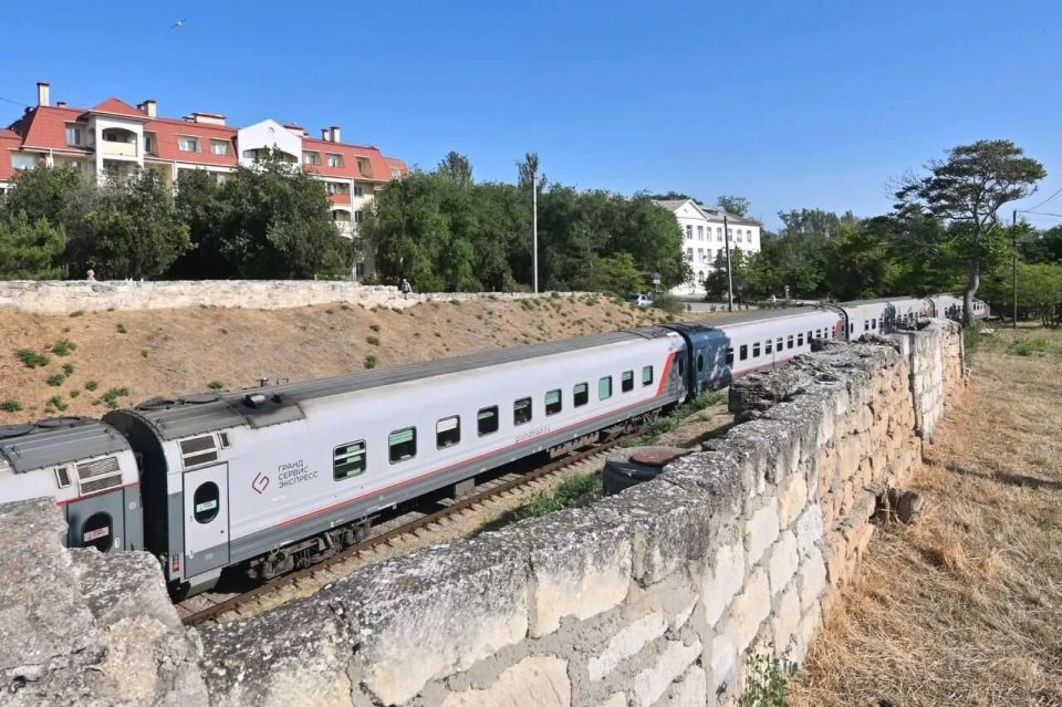 Поезда по направлению из Крыма на материк начнут движение из Керчи
