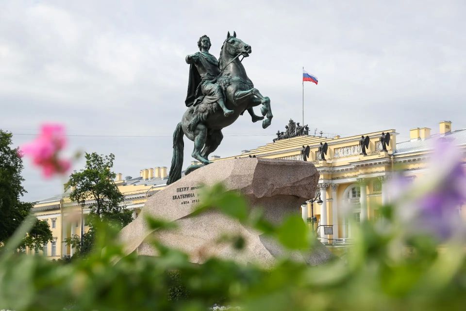 Александр Беглов почтил память Петра I в 354-ю годовщину со дня его рождения