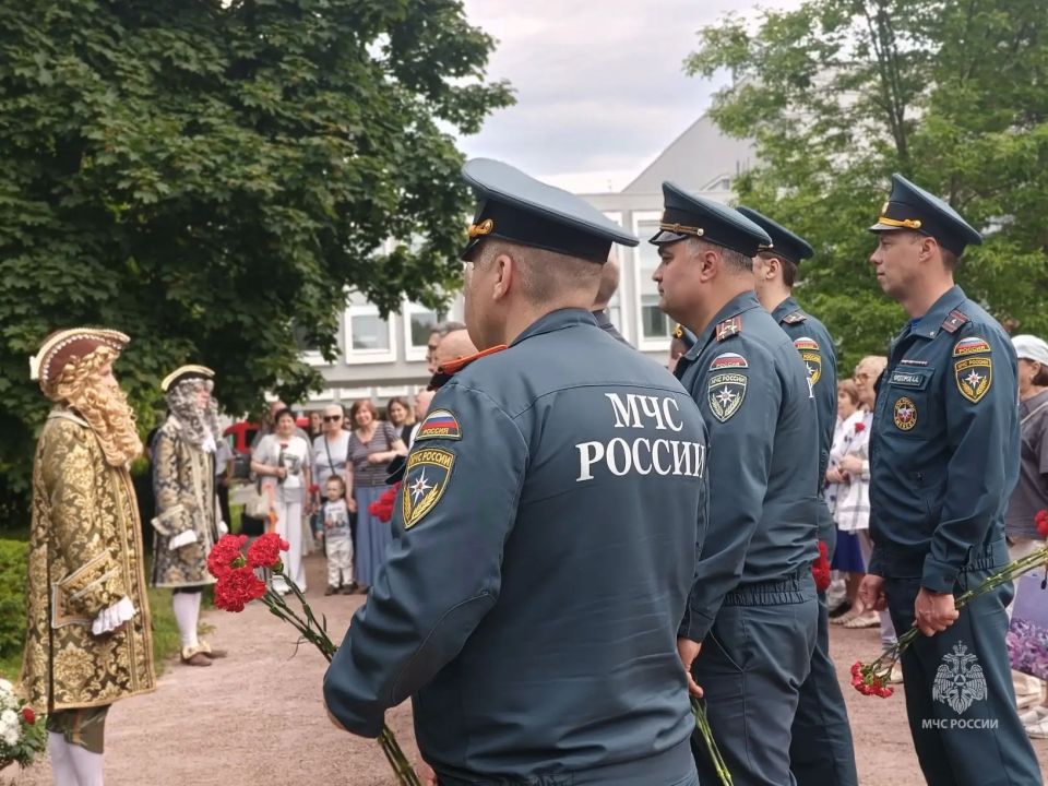 В 354-ю годовщину со дня рождения императора Петра Великого сотрудники #МЧС_Петербурга приняли участие в памятных мероприятиях и церемонии возложения цветов к памятнику царю-реформатору в Сестрорецке В 354-ю годовщину со дня рождения императора Петра Великого сотрудники #МЧС_Петербурга приняли участие в памятных мероприятиях и церемонии возложения цветов к памятнику царю-реформатору в Сестрорецке