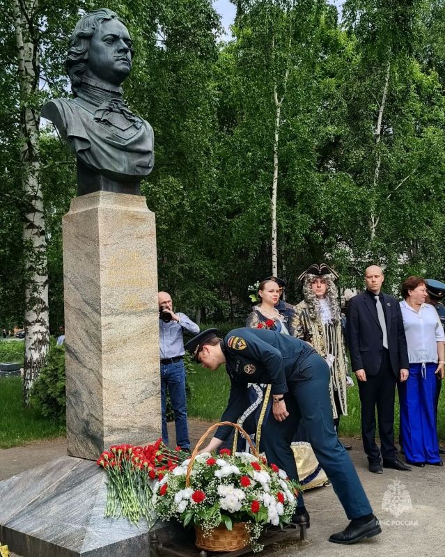 В 354-ю годовщину со дня рождения императора Петра Великого сотрудники #МЧС_Петербурга приняли участие в памятных мероприятиях и церемонии возложения цветов к памятнику царю-реформатору в Сестрорецке В 354-ю годовщину со дня рождения императора Петра Великого сотрудники #МЧС_Петербурга приняли участие в памятных мероприятиях и церемонии возложения цветов к памятнику царю-реформатору в Сестрорецке