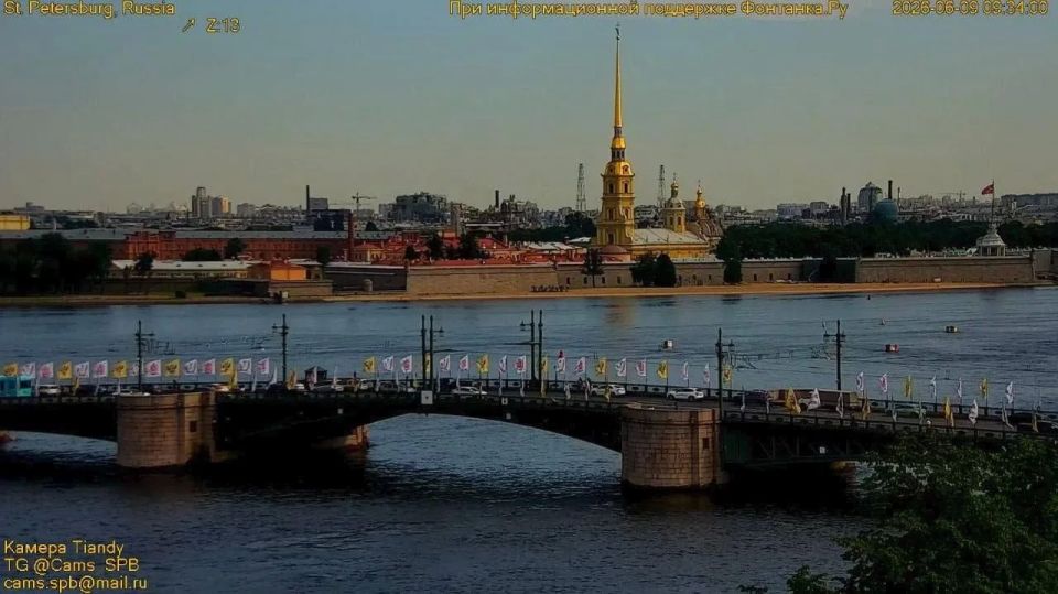 Неву и набережные начали готовить к “Алым парусам”