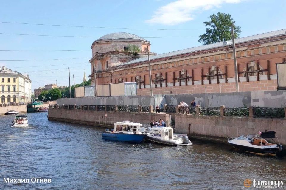 Городскому причалу на набережной Мойки нарастили незаконный придаток Городскому причалу на набережной Мойки нарастили незаконный придаток
