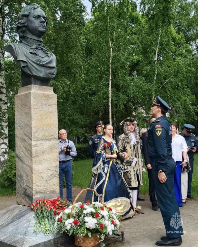 В 354-ю годовщину со дня рождения императора Петра Великого сотрудники #МЧС_Петербурга приняли участие в памятных мероприятиях и церемонии возложения цветов к памятнику царю-реформатору в Сестрорецке В 354-ю годовщину со дня рождения императора Петра Великого сотрудники #МЧС_Петербурга приняли участие в памятных мероприятиях и церемонии возложения цветов к памятнику царю-реформатору в Сестрорецке