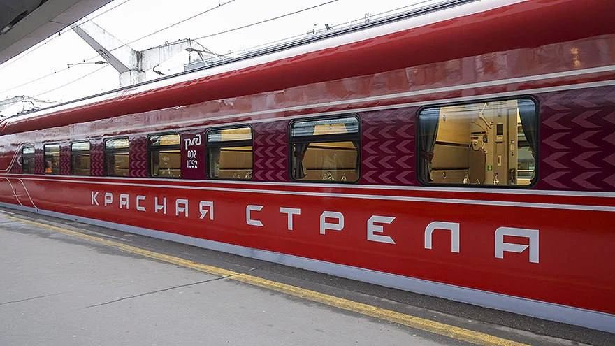 В честь 95-летия первого рейса легендарный поезд "Красная стрела" отправился из Петербурга в Москву
