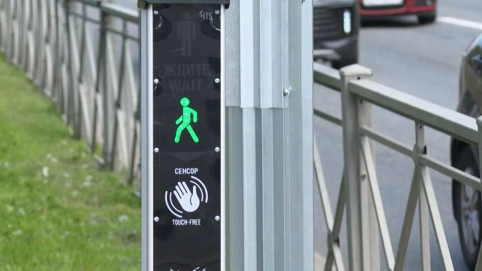 В Петербурге заработал первый сенсорный светофор