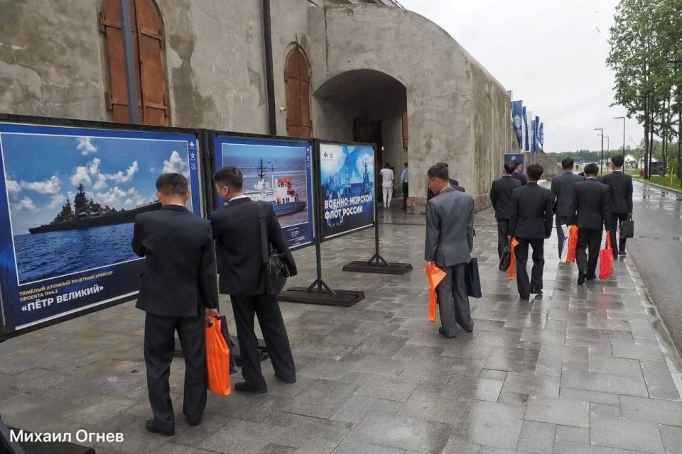 Представители Северной Кореи на салоне «Флот-2026»