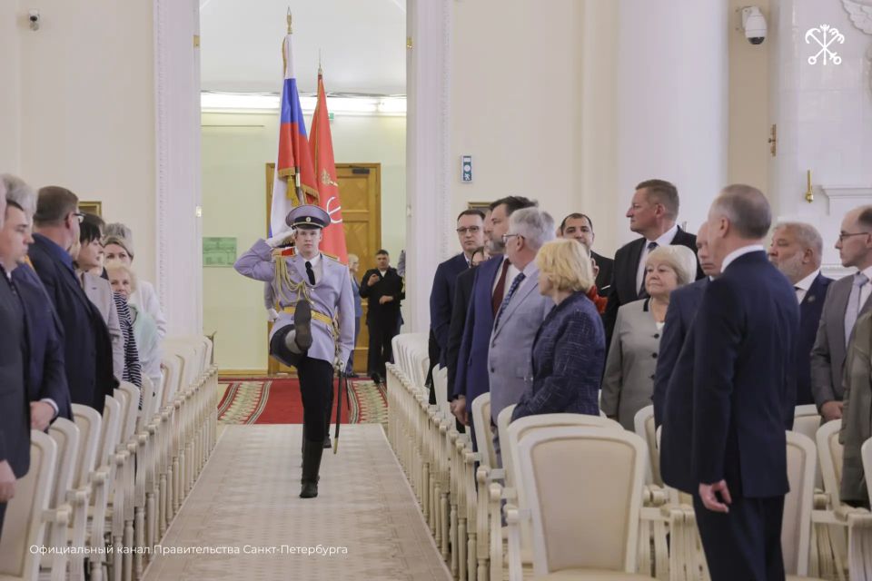 В преддверии Дня России губернатор Александр Беглов вручил выдающимся петербуржцам государственные награды и поощрения Президента России В преддверии Дня России губернатор Александр Беглов вручил выдающимся петербуржцам государственные награды и поощрения Президента России