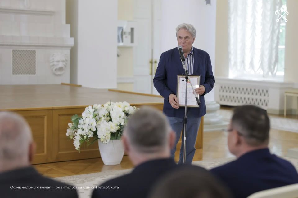 В преддверии Дня России губернатор Александр Беглов вручил выдающимся петербуржцам государственные награды и поощрения Президента России В преддверии Дня России губернатор Александр Беглов вручил выдающимся петербуржцам государственные награды и поощрения Президента России