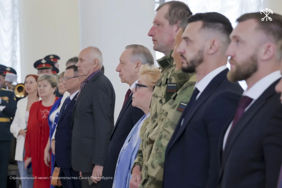 В преддверии Дня России губернатор Александр Беглов вручил выдающимся петербуржцам государственные награды и поощрения Президента России В преддверии Дня России губернатор Александр Беглов вручил выдающимся петербуржцам государственные награды и поощрения Президента России