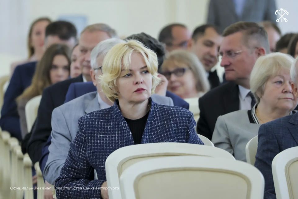 В преддверии Дня России губернатор Александр Беглов вручил выдающимся петербуржцам государственные награды и поощрения Президента России В преддверии Дня России губернатор Александр Беглов вручил выдающимся петербуржцам государственные награды и поощрения Президента России