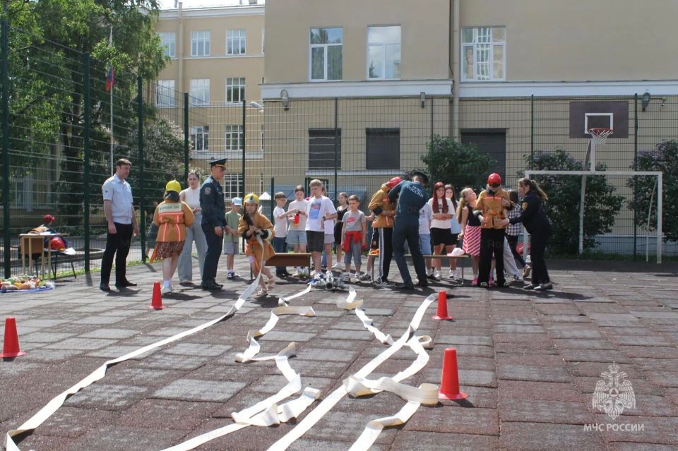 Вопросы с огоньком и правила пожарной безопасности обсудили сотрудники #МЧС_Петербурга с ребятами, отдыхающими в летнем лагере «Чадоград» на базе школы № 47 имени Д.С. Лихачёва Вопросы с огоньком и правила пожарной безопасности обсудили сотрудники #МЧС_Петербурга с ребятами, отдыхающими в летнем лагере «Чадоград» на базе школы № 47 имени Д.С. Лихачёва