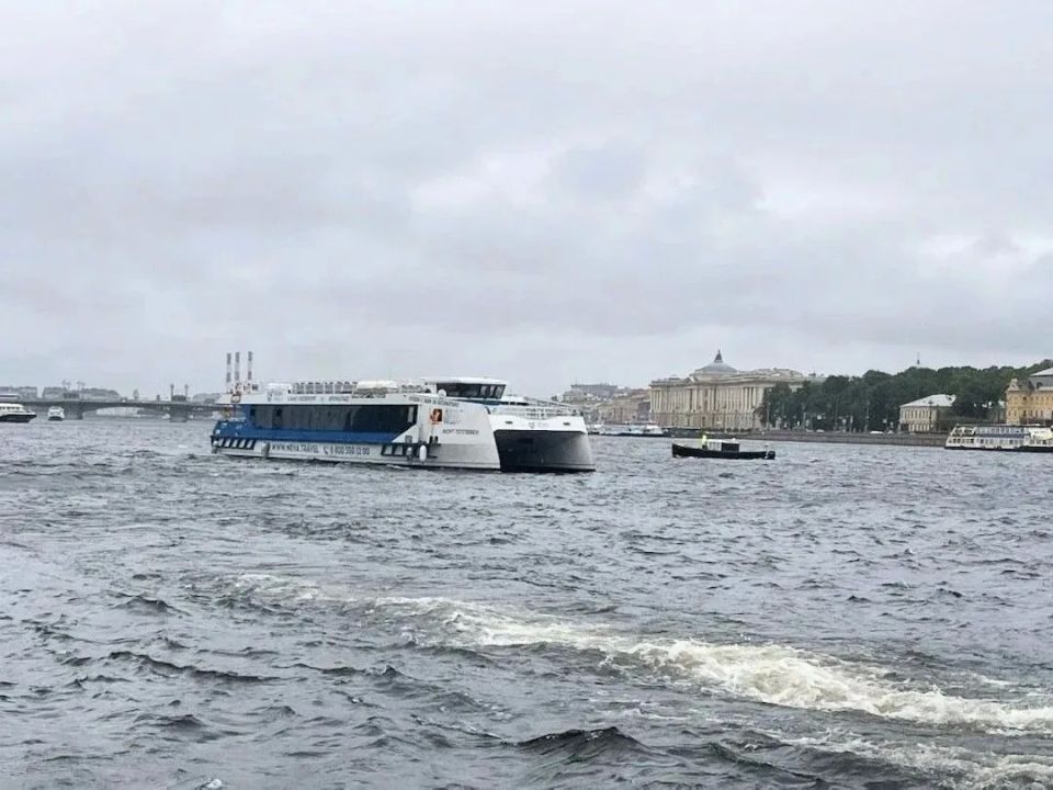 Открыт новый водный маршрут от Адмиралтейской набережной к фонтанам Петергофа