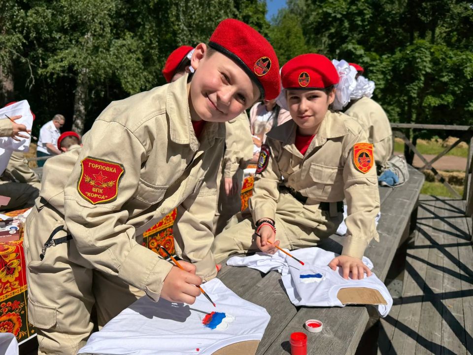 В Выборге в парке Монрепо прошёл патриотический мастер-класс для детей в преддверии Дня России В Выборге в парке Монрепо прошёл патриотический мастер-класс для детей в преддверии Дня России