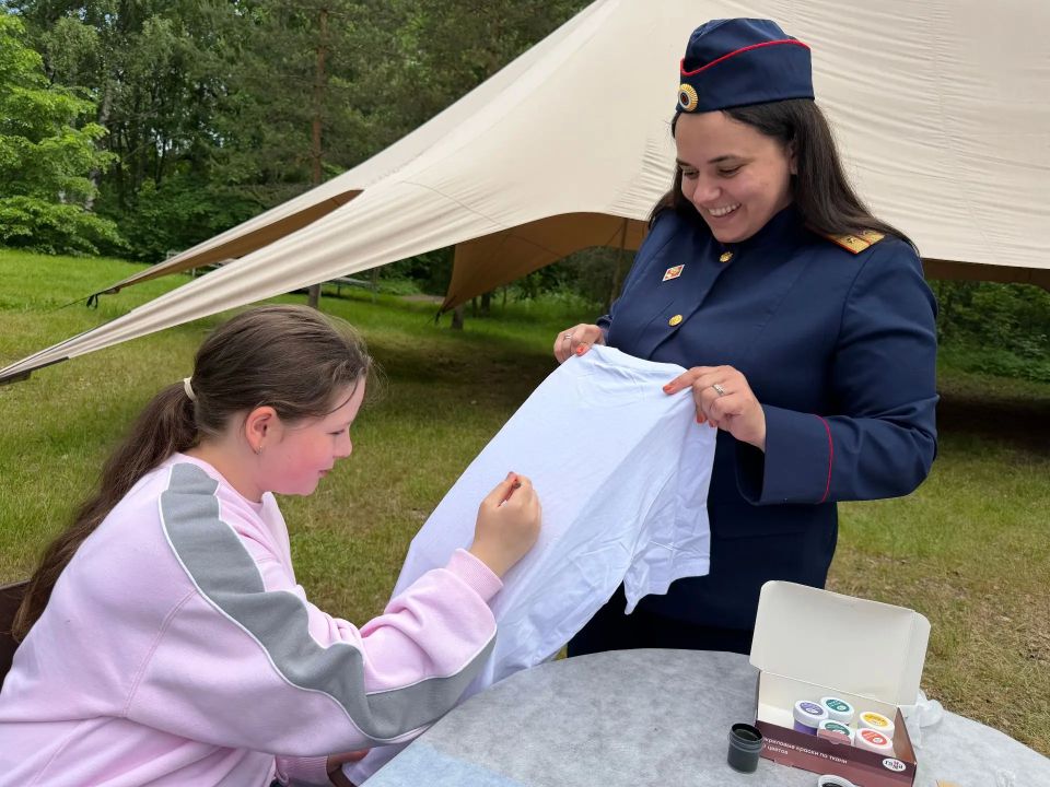 В Выборге в парке Монрепо прошёл патриотический мастер-класс для детей в преддверии Дня России В Выборге в парке Монрепо прошёл патриотический мастер-класс для детей в преддверии Дня России