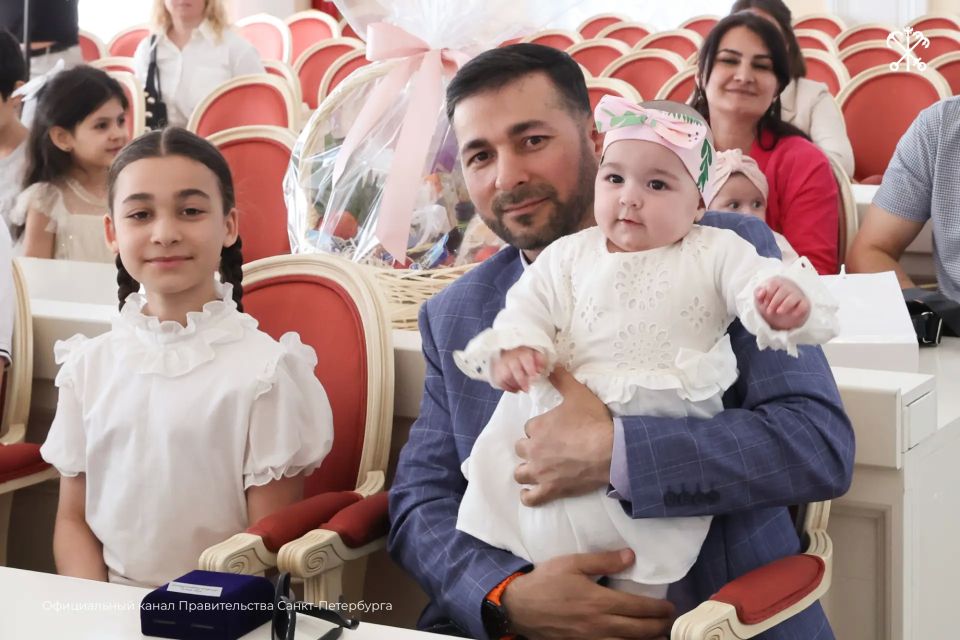 Девять многодетных семей Петербурга получили новые микроавтобусы Девять многодетных семей Петербурга получили новые микроавтобусы