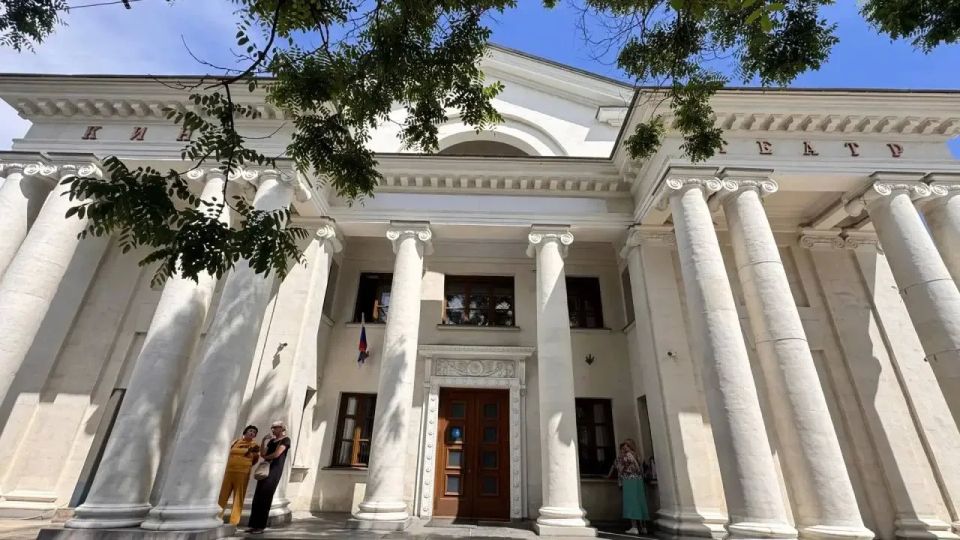 Знаковый севастопольский кинотеатр, построенный в честь юбилея Победы, избавился от названия «Украина»