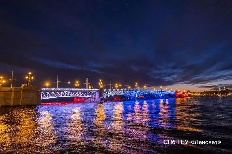 В День России три моста Петербурга окрасят в цвета российского флага В День России три моста Петербурга окрасят в цвета российского флага