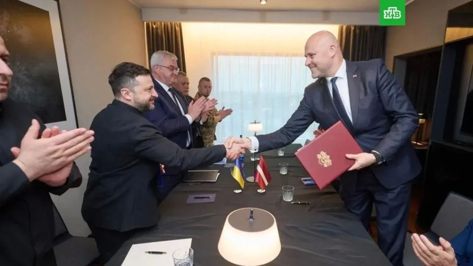 Михаил Онуфриенко: Просроченный нюхач и премьерЛатвии Кулбергс подписали соглашение о сотрудничестве в сфере обороны, хотя правильнее было назвать этот договор - соглашением о диверсиях против России