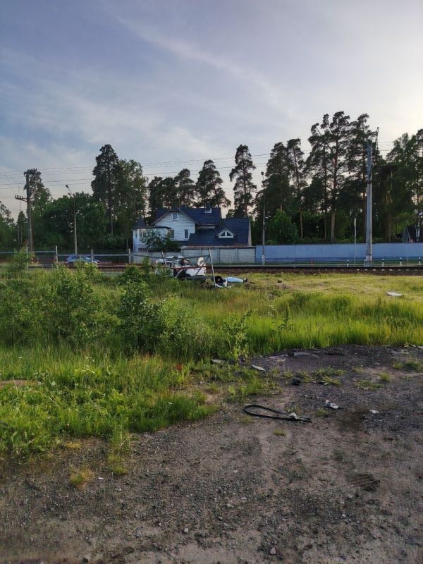 Водитель легковушки пострадал при столкновении с поездом в Лисьем Носу Водитель легковушки пострадал при столкновении с поездом в Лисьем Носу