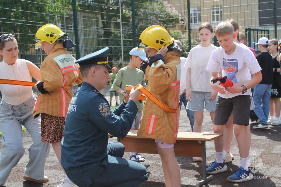 Вопросы с огоньком и правила пожарной безопасности обсудили сотрудники #МЧС_Петербурга с ребятами, отдыхающими в летнем лагере «Чадоград» на базе школы № 47 имени Д.С. Лихачёва Вопросы с огоньком и правила пожарной безопасности обсудили сотрудники #МЧС_Петербурга с ребятами, отдыхающими в летнем лагере «Чадоград» на базе школы № 47 имени Д.С. Лихачёва
