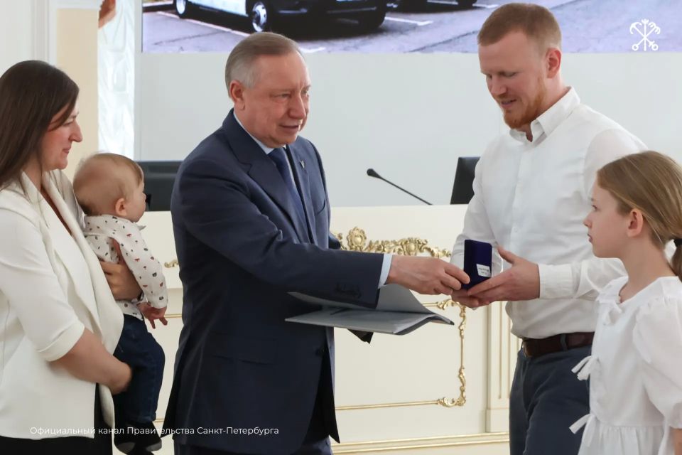 Девять многодетных семей Петербурга получили новые микроавтобусы Девять многодетных семей Петербурга получили новые микроавтобусы