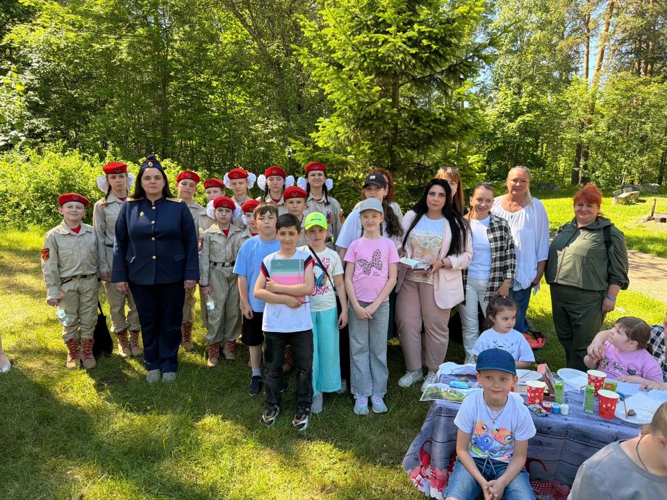 В Выборге в парке Монрепо прошёл патриотический мастер-класс для детей в преддверии Дня России В Выборге в парке Монрепо прошёл патриотический мастер-класс для детей в преддверии Дня России