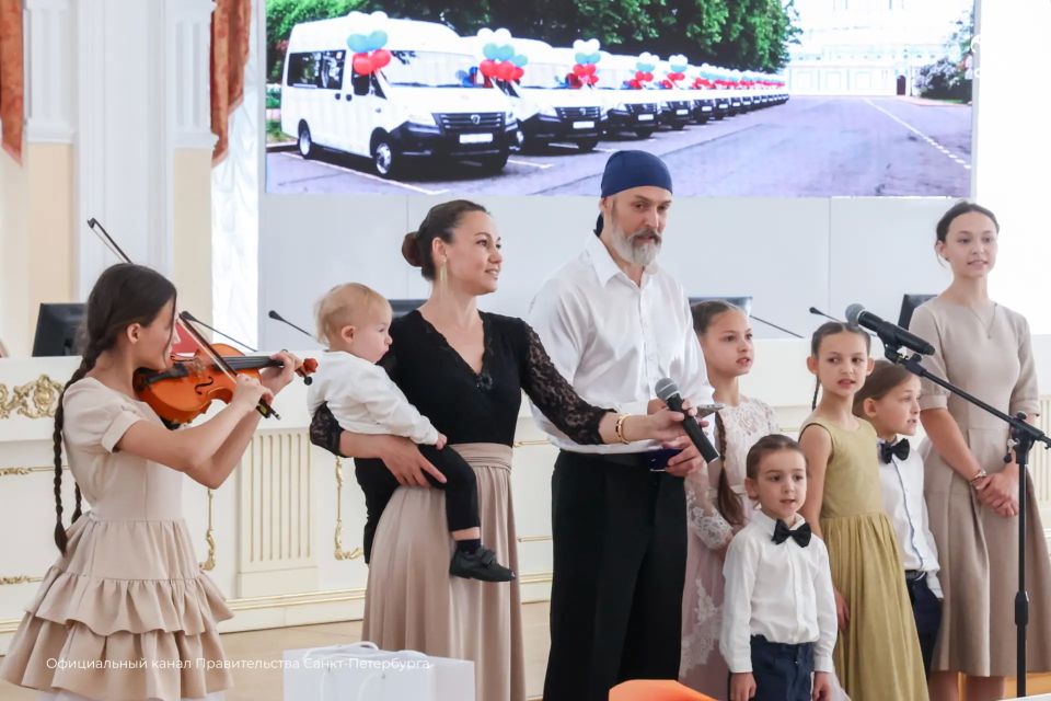 Девять многодетных семей Петербурга получили новые микроавтобусы Девять многодетных семей Петербурга получили новые микроавтобусы