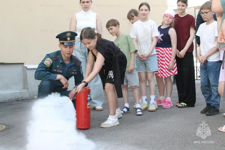 Вопросы с огоньком и правила пожарной безопасности обсудили сотрудники #МЧС_Петербурга с ребятами, отдыхающими в летнем лагере «Чадоград» на базе школы № 47 имени Д.С. Лихачёва Вопросы с огоньком и правила пожарной безопасности обсудили сотрудники #МЧС_Петербурга с ребятами, отдыхающими в летнем лагере «Чадоград» на базе школы № 47 имени Д.С. Лихачёва