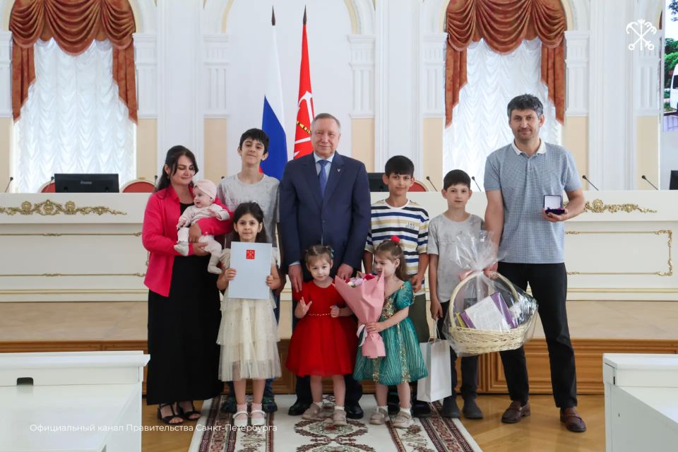 Девять многодетных семей Петербурга получили новые микроавтобусы Девять многодетных семей Петербурга получили новые микроавтобусы