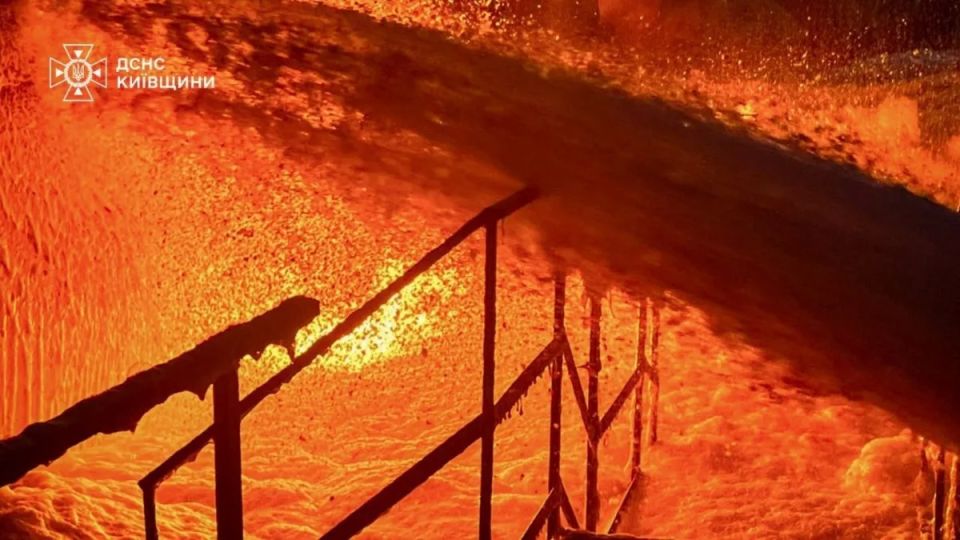 Огненный ад под Киевом: Мощный пожар тушат со вчерашнего дня Огненный ад под Киевом: Мощный пожар тушат со вчерашнего дня