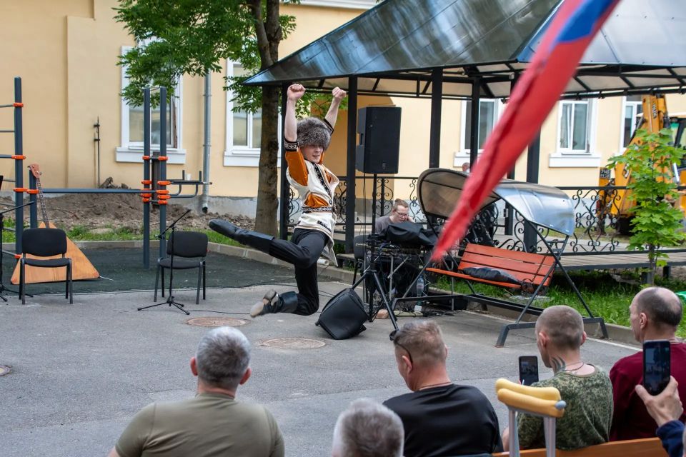 Раненых участников СВО, лечащихся в Санкт-Петербурге, поздравили с Днём России артисты ансамбля песни и пляски Северо-Западного округа Росгвардии Раненых участников СВО, лечащихся в Санкт-Петербурге, поздравили с Днём России артисты ансамбля песни и пляски Северо-Западного округа Росгвардии