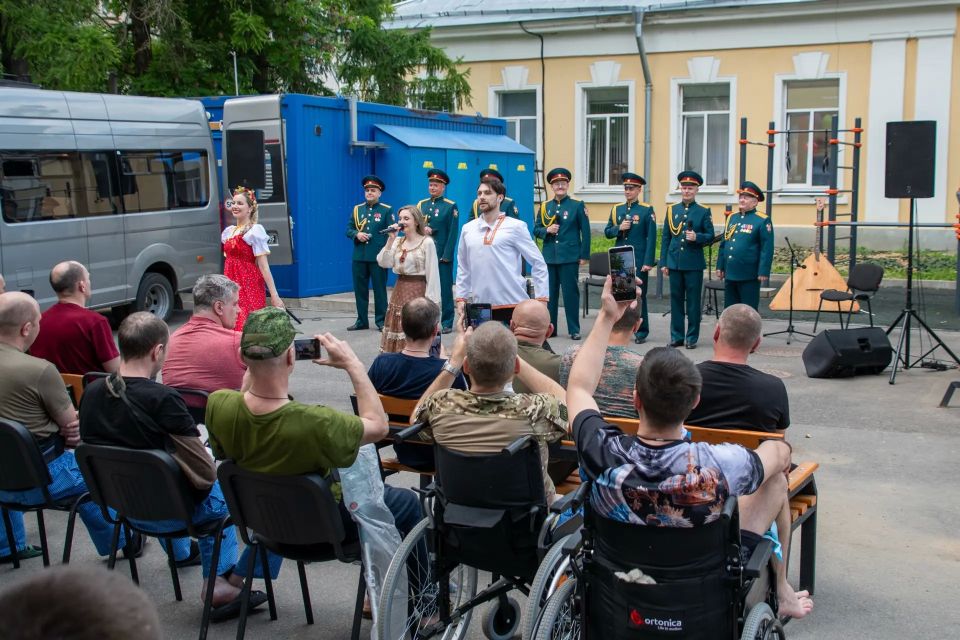 Раненых участников СВО, лечащихся в Санкт-Петербурге, поздравили с Днём России артисты ансамбля песни и пляски Северо-Западного округа Росгвардии