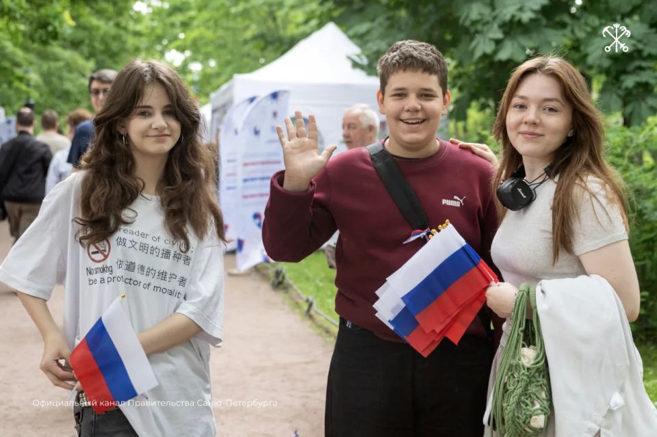 В День России состоялась торжественная церемония вручения первых паспортов юным петербуржцам В День России состоялась торжественная церемония вручения первых паспортов юным петербуржцам