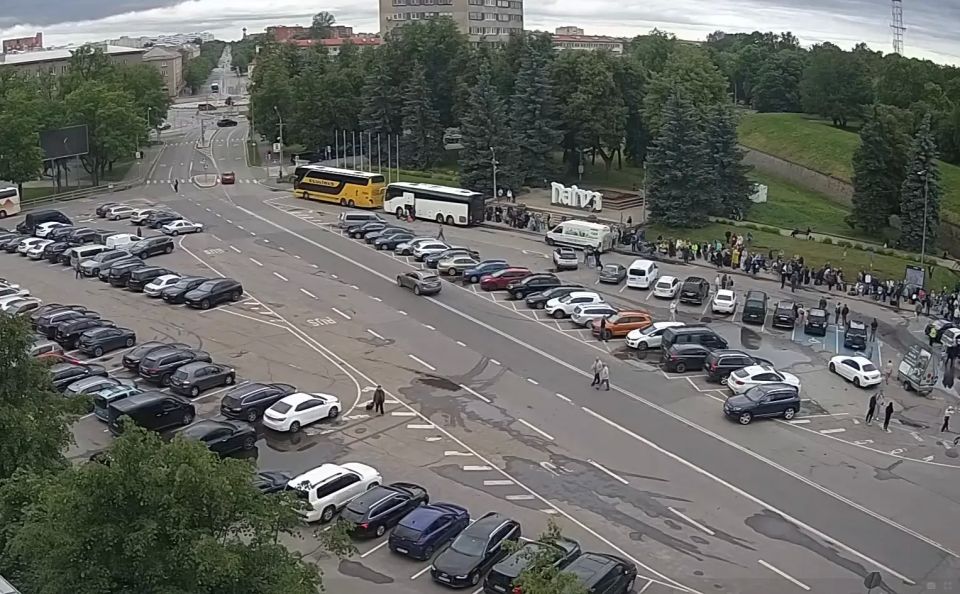 Очередь желающих попасть в Россию в связи с праздником выстроилась на пункте пропуска в Ивангород со стороны эстонской Нарвы