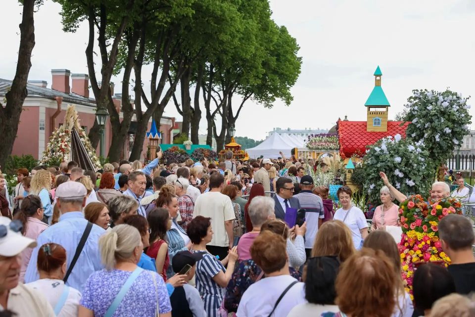XX Международный фестиваль цветов открылся в Петропавловской крепости XX Международный фестиваль цветов открылся в Петропавловской крепости