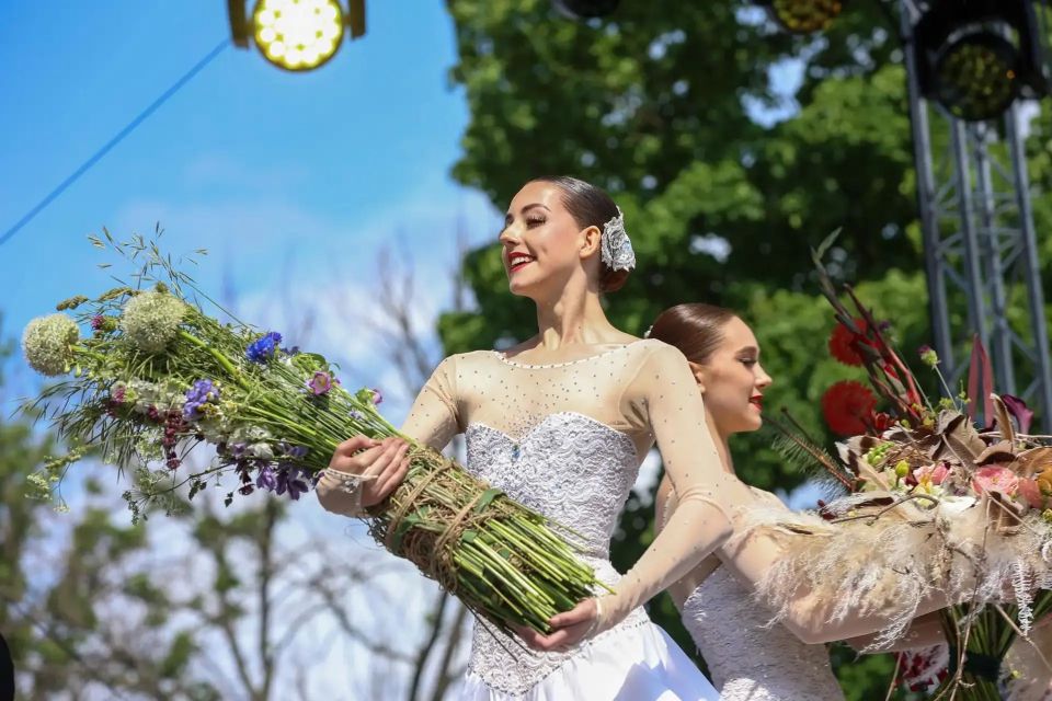 XX Международный фестиваль цветов открылся в Петропавловской крепости XX Международный фестиваль цветов открылся в Петропавловской крепости