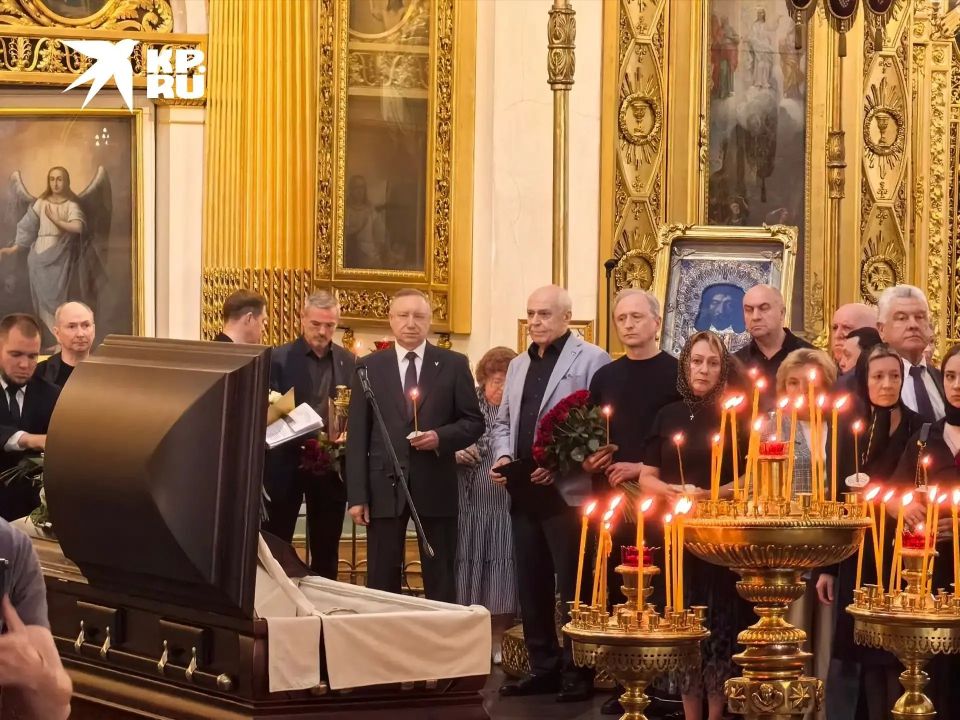 Началась церемония прощания с актрисой Людмилой Чурсиной Началась церемония прощания с актрисой Людмилой Чурсиной