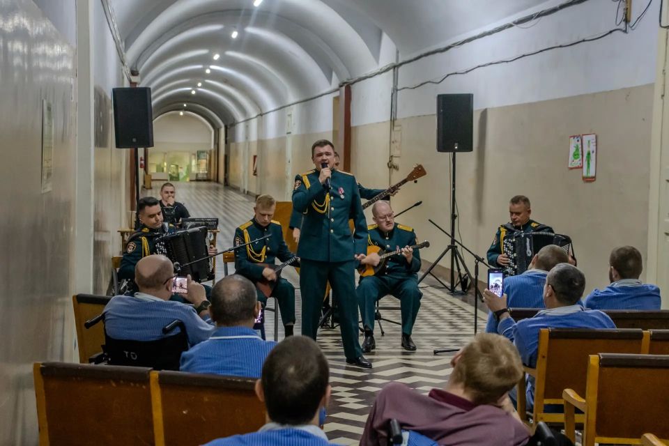 Раненых участников СВО, лечащихся в Санкт-Петербурге, поздравили с Днём России артисты ансамбля песни и пляски Северо-Западного округа Росгвардии Раненых участников СВО, лечащихся в Санкт-Петербурге, поздравили с Днём России артисты ансамбля песни и пляски Северо-Западного округа Росгвардии