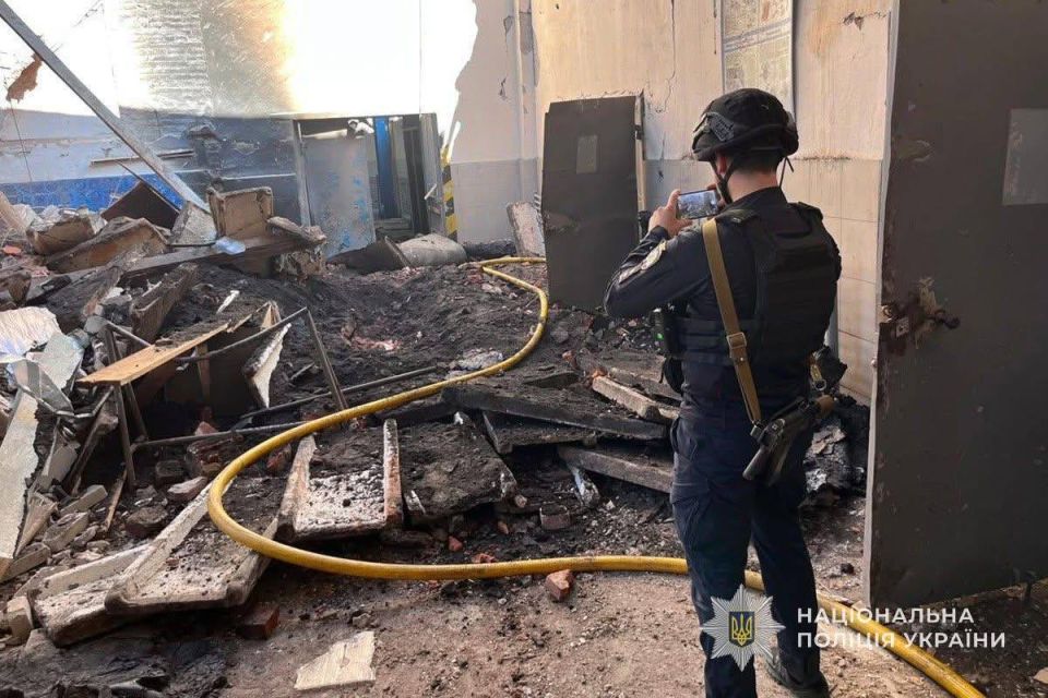 Последствия ударов российских беспилотников «Герань-2» по железнодорожной инфраструктуре в пгт Последствия ударов российских беспилотников «Герань-2» по железнодорожной инфраструктуре в пгт