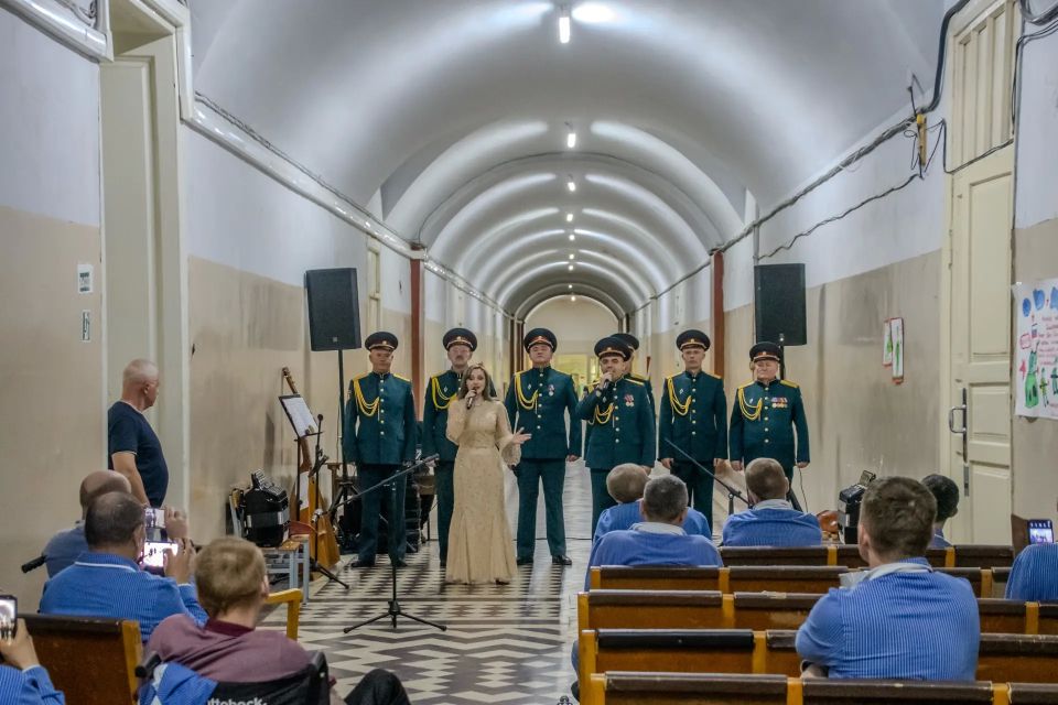 Раненых участников СВО, лечащихся в Санкт-Петербурге, поздравили с Днём России артисты ансамбля песни и пляски Северо-Западного округа Росгвардии Раненых участников СВО, лечащихся в Санкт-Петербурге, поздравили с Днём России артисты ансамбля песни и пляски Северо-Западного округа Росгвардии