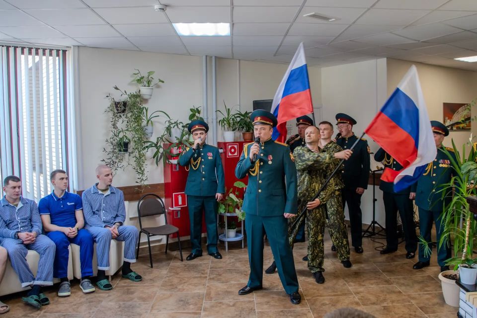 Раненых участников СВО, лечащихся в Санкт-Петербурге, поздравили с Днём России артисты ансамбля песни и пляски Северо-Западного округа Росгвардии Раненых участников СВО, лечащихся в Санкт-Петербурге, поздравили с Днём России артисты ансамбля песни и пляски Северо-Западного округа Росгвардии