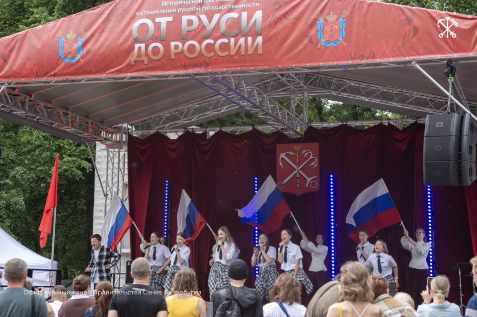 В День России состоялась торжественная церемония вручения первых паспортов юным петербуржцам В День России состоялась торжественная церемония вручения первых паспортов юным петербуржцам