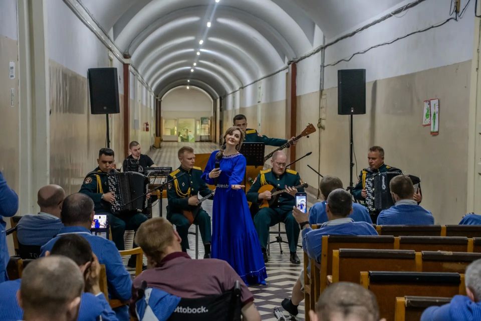 Раненых участников СВО, лечащихся в Санкт-Петербурге, поздравили с Днём России артисты ансамбля песни и пляски Северо-Западного округа Росгвардии Раненых участников СВО, лечащихся в Санкт-Петербурге, поздравили с Днём России артисты ансамбля песни и пляски Северо-Западного округа Росгвардии